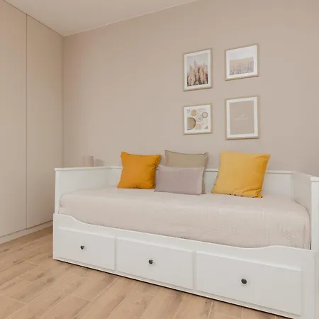 Cozy & Bright Zupnicza By Renters 华沙