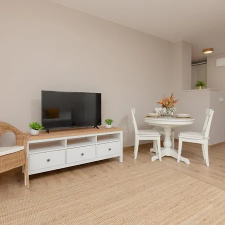 Cozy & Bright Zupnicza By Renters