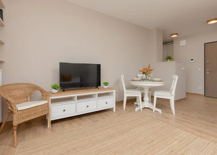 Cozy & Bright Zupnicza By Renters